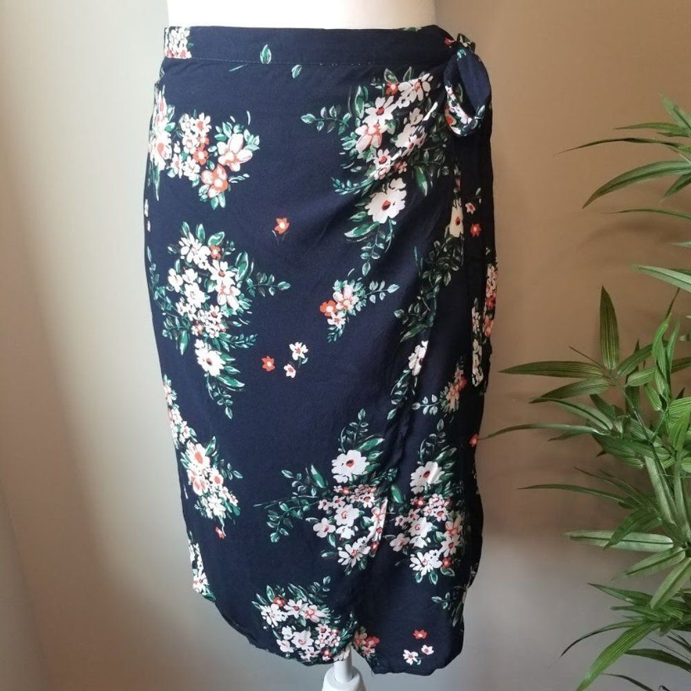Wrap around Flower skirt/Size Medium